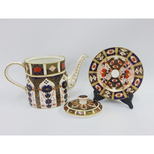112 - Royal Crown Derby Imari porcelain to include a 1128 teapot, cabinet plate, oval dish and small sauce... 
