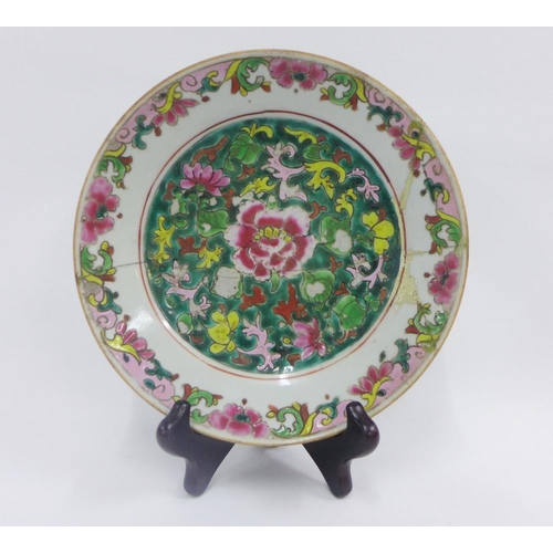 86 - A pair of Chinese 18th century porcelain plates with floral borders and basket of flowers pattern, t... 