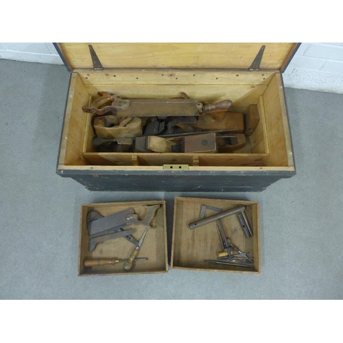 322 - Vintage tool box and tools, (a lot)