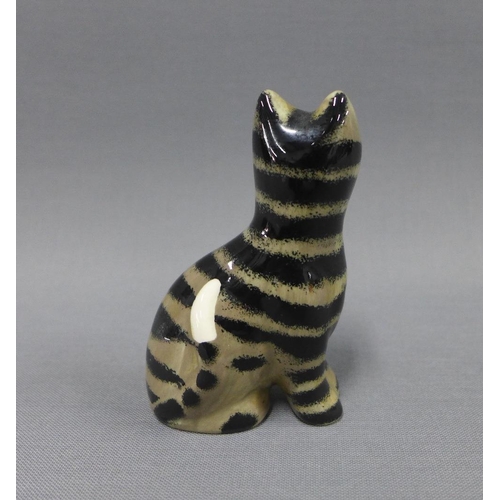 129 - Griselda Hill Pottery Wemyss pottery style cat, 9cm