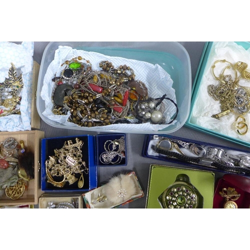 70 - A collection of costume jewellery (a lot)