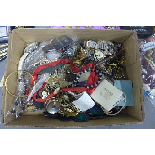 75 - A large collection of costume jewellery (a lot)