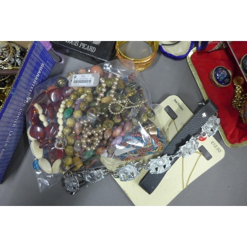 75 - A large collection of costume jewellery (a lot)