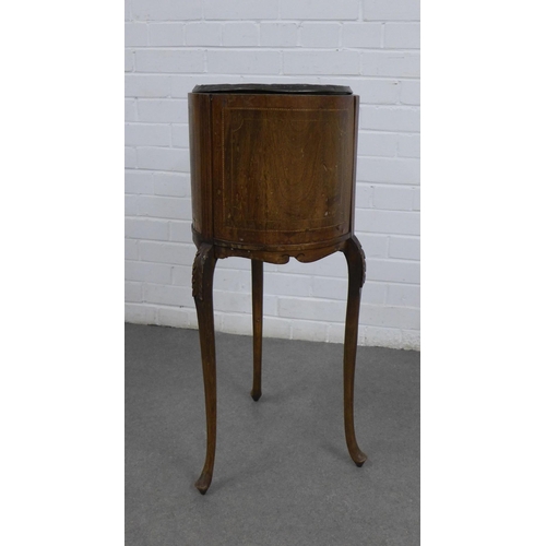 229 - Mahogany jardiniere planter with chequer banded inlay, metal liner, on three cabriole legs with  pad... 