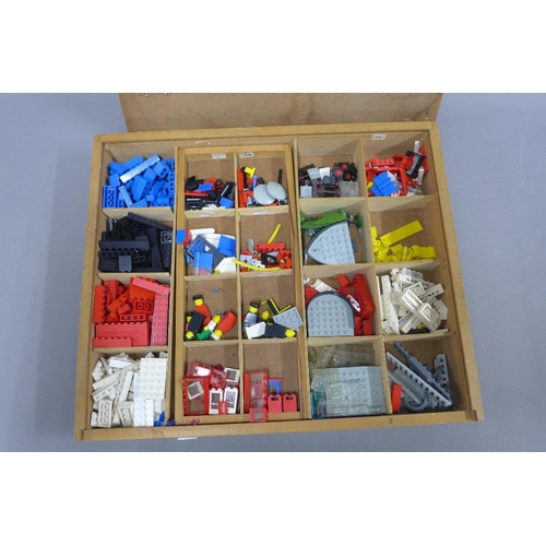 363 - Collection of vintage Lego in a wooden box (a box)