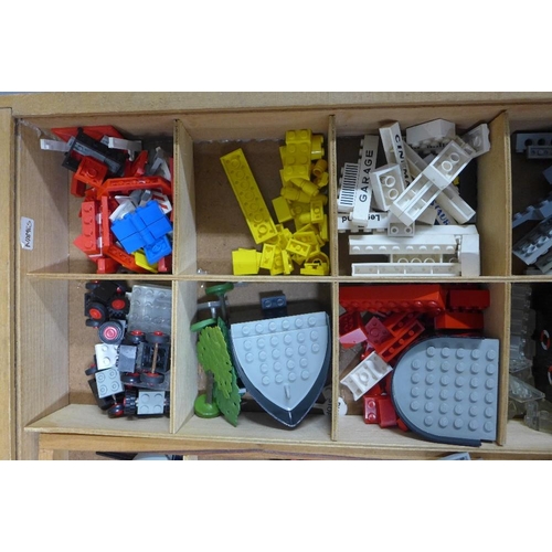 363 - Collection of vintage Lego in a wooden box (a box)