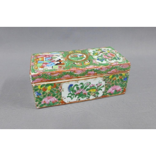 121 - Chinese famille rose porcelain box and cover, with two divisions to the interior, 18 x 9cm