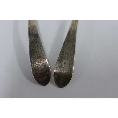 32 - A pair of Edinburgh silver toddy ladles, Alexander Henderson, c.1790, 15cm long (2)