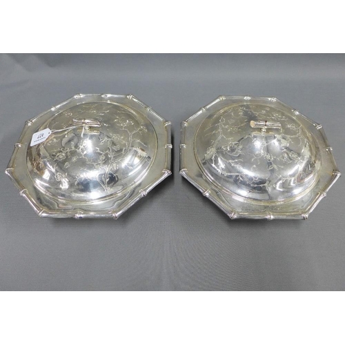 377 - A pair of Epns octagonal serving dishes with glass liners 32cm (2)