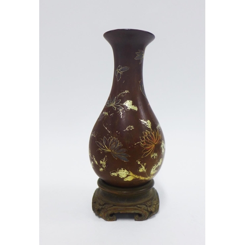 400 - Japanese lacquered vase on a wooden base, 17cm high