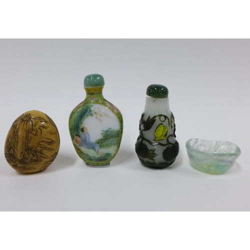 325 - Chinese snuff bottles to include a double gourd glass bottle with yellow and red flowers and green l... 