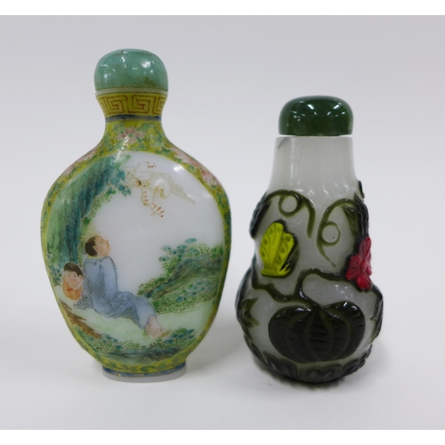 325 - Chinese snuff bottles to include a double gourd glass bottle with yellow and red flowers and green l... 