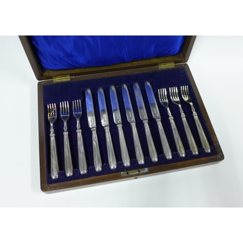 35 - Edwardian canteen of six fruit knives and forks with silver handles, Sheffield 1904 (12)