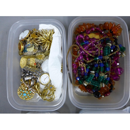 73a - A collection of costume jewellery (a lot)