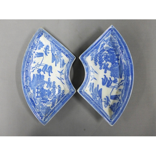 94 - A pair of Staffordshire pearlware transfer printed blue and white Willow pattern dishes and a pair o... 