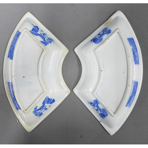 94 - A pair of Staffordshire pearlware transfer printed blue and white Willow pattern dishes and a pair o... 