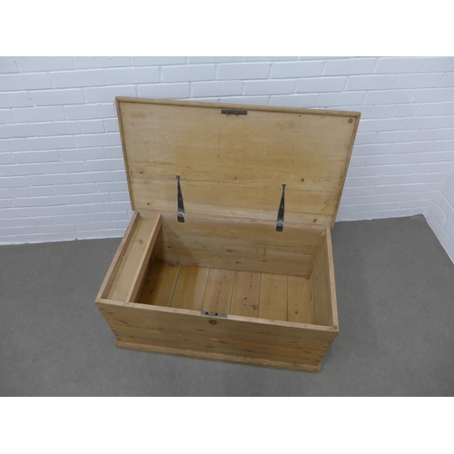 246 - Pine blanket / storage box. 48 x 101 x 55cm