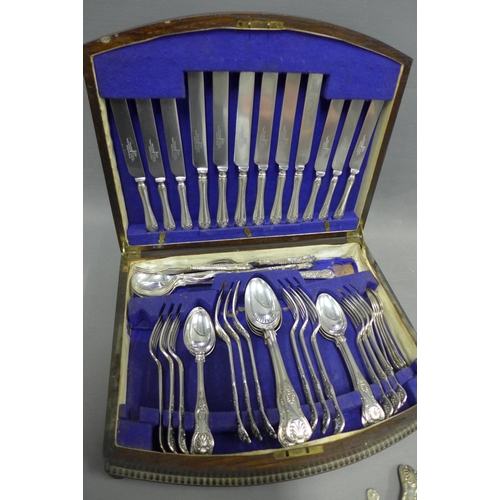 302 - Oak cutlery canteen containing Queens pattern flatware, together with some loose flatware (a lot)