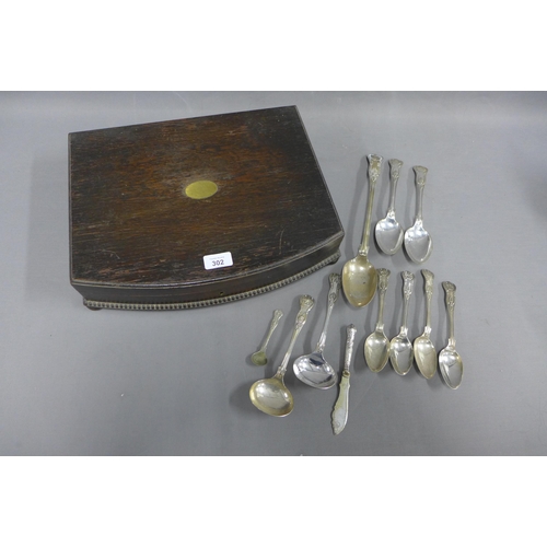 302 - Oak cutlery canteen containing Queens pattern flatware, together with some loose flatware (a lot)