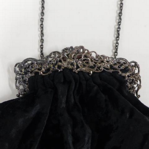 80a - George V silver chain purse, London 1915 and a black velvet evening bag with silver cantle, London 1... 