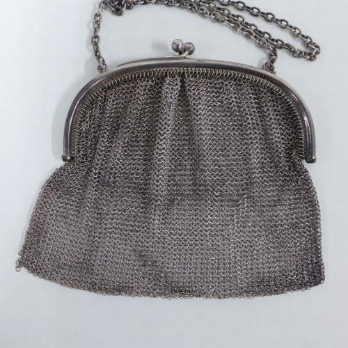 80a - George V silver chain purse, London 1915 and a black velvet evening bag with silver cantle, London 1... 