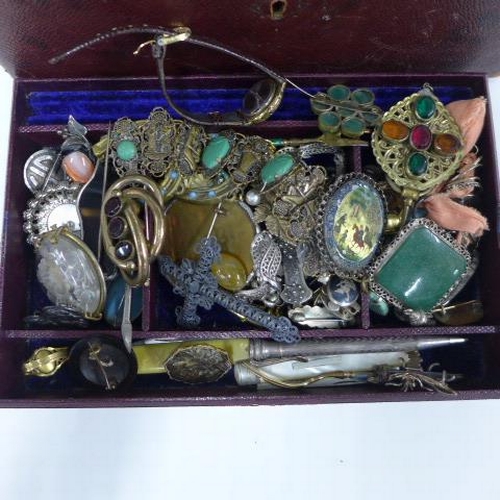 84a - Leather jewellery box containing a quantity of vintage and later costume jewellery, to include a pin... 