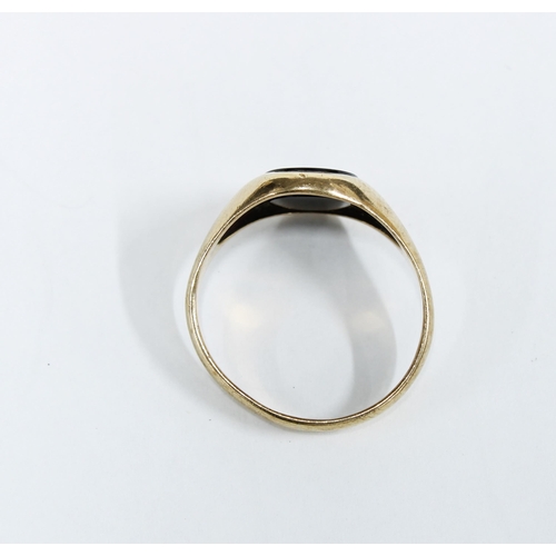 17 - 9ct gold onyx ring