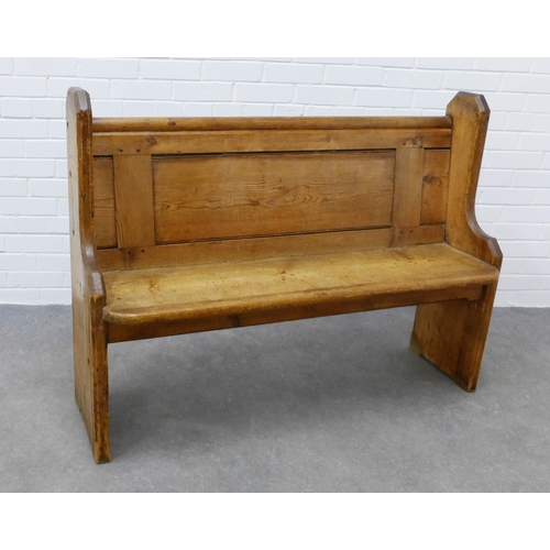 309 - Pine two seater settle of typical design,  95 x 125 x 40cm.