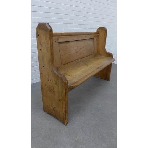 309 - Pine two seater settle of typical design,  95 x 125 x 40cm.