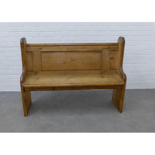 309 - Pine two seater settle of typical design,  95 x 125 x 40cm.