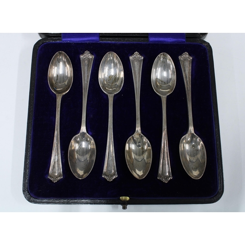 81 - Georg V set of six silver teaspoons,  London 1912, in fitted case, together with six Viners Sheffiel... 