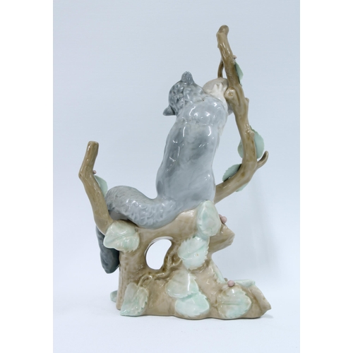 118 - Lladro squirrel in a tree figure, 23 x 16cm.