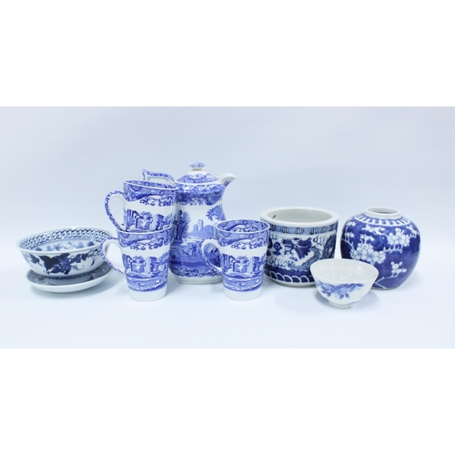 159 - Collection of blue and white pottery to include a Chinese prunus jar, Chinese tea bowl and Spode Ita... 