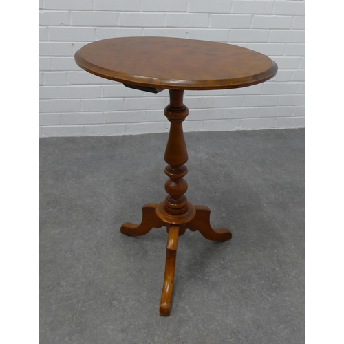 202 - Mahogany pedestal table with an oval top and outswept tripod legs, 72 x 55 x 43cm.