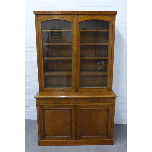 278 - Late 19th / early 20th century oak bookcase cabinet, the top with a pair of glazed doors with a shel... 