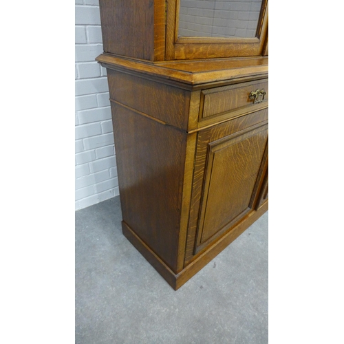 278 - Late 19th / early 20th century oak bookcase cabinet, the top with a pair of glazed doors with a shel... 