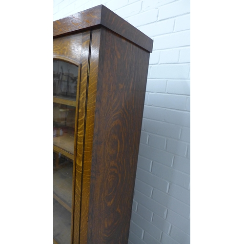 278 - Late 19th / early 20th century oak bookcase cabinet, the top with a pair of glazed doors with a shel... 