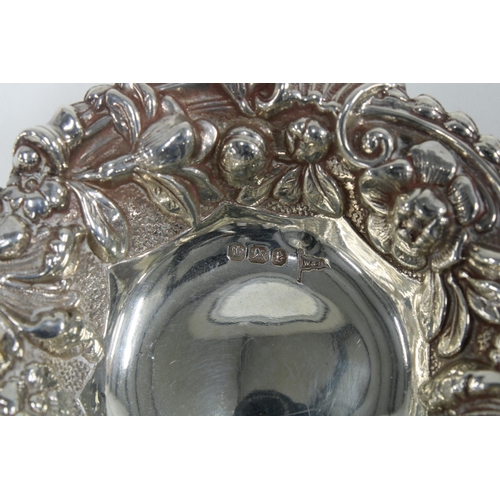 28 - Pair of Walker & Hall silver bonbon dishes, Sheffield 1897 9cm (2)