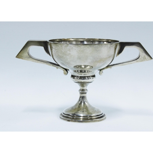 58 - George V silver trophy cup with inscription, Chester 1930,  21cm wide