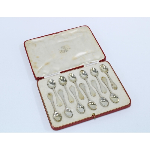 63 - Cased set of twelve silver teaspoons, Edinburgh 1935