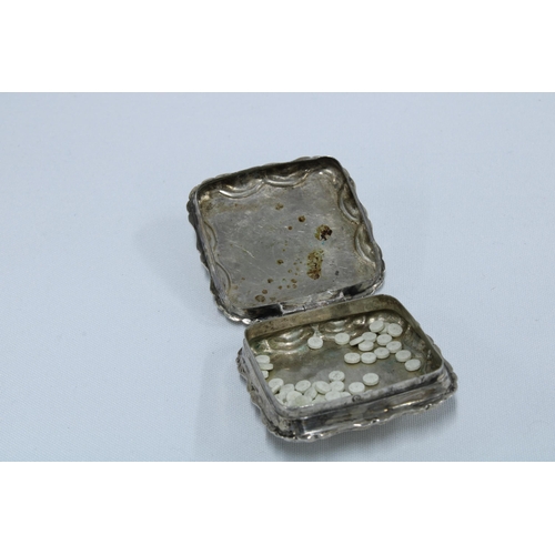 68 - Unmarked continental silver snuff box, 5 x 5cm