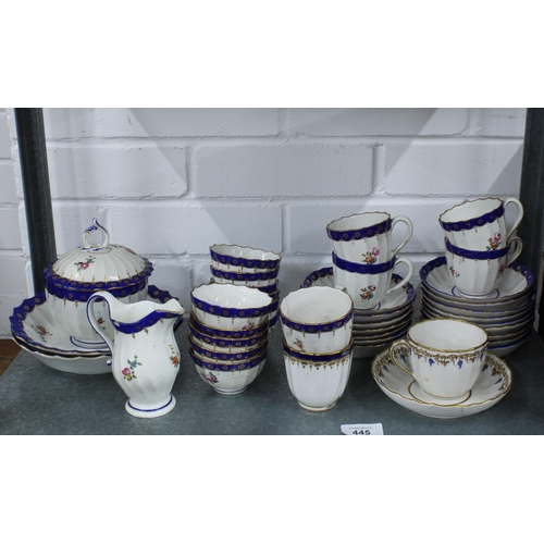 445 - 18th / 19th century English porcelain tea bowls, cups and saucers, etc (a lot) (a/f)