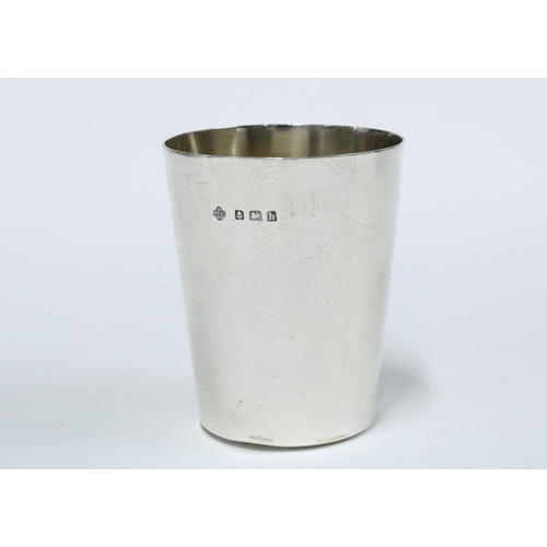 34 - Edwardian silver beaker of minimalist design, with engraved monogram and with red leather case,  Bir... 