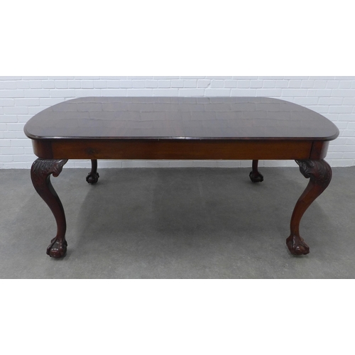 252 - Georgian style mahogany extending dining table with a rounded rectangular top with a reeded edge on ... 