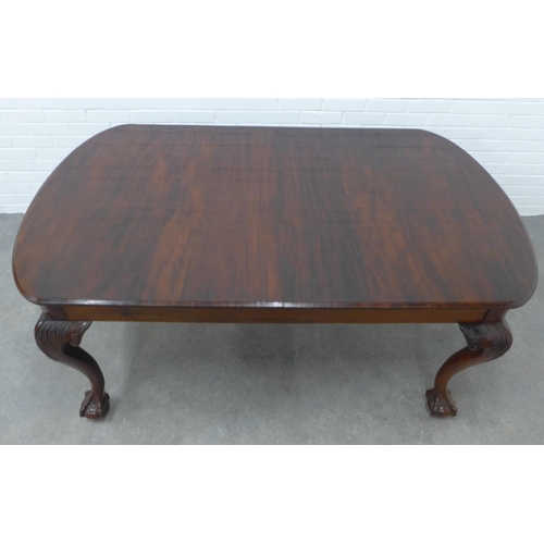 252 - Georgian style mahogany extending dining table with a rounded rectangular top with a reeded edge on ... 