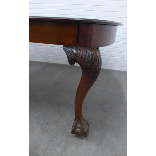 252 - Georgian style mahogany extending dining table with a rounded rectangular top with a reeded edge on ... 