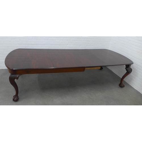 252 - Georgian style mahogany extending dining table with a rounded rectangular top with a reeded edge on ... 