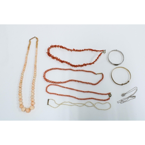 50 - Children's jewellery to include two strands of vintage coral beads, seed pearl necklace, silver chai... 