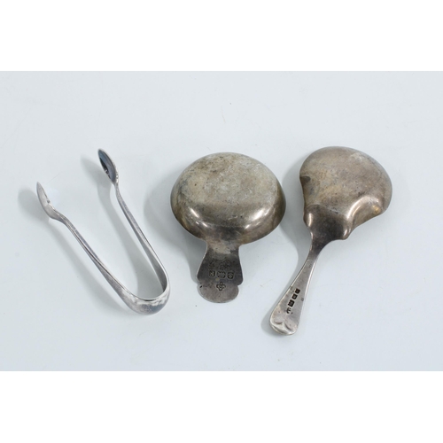 62 - Two George V silver caddy spoons, to include Birmingham 1930 and London 1923 together with Epns suga... 