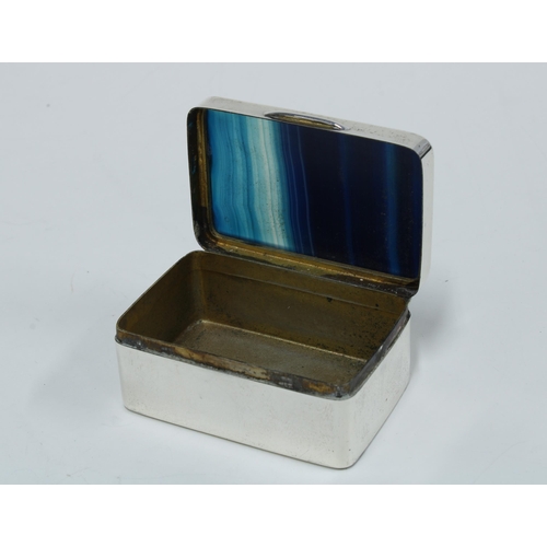 74 - George V silver box, the hinged lid inset with blue hardstone, London 1923,6 x 4cm